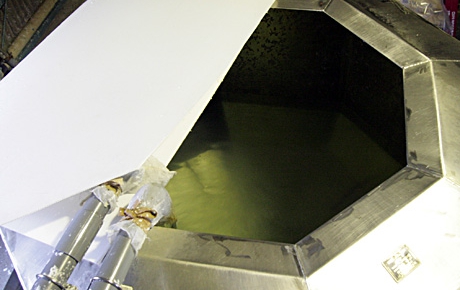 パルパー、パルプ化された各種原料を水で解かし繊維同士を解繊させる機械