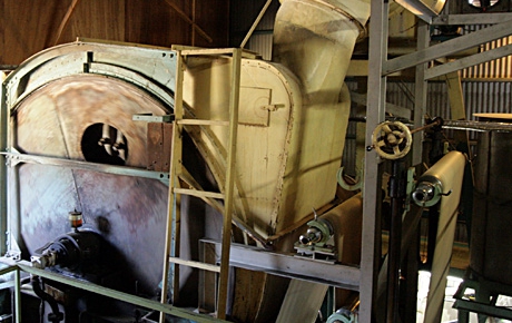 ヤンキードライヤー、大径の円筒で内部から蒸気で加熱し表面に湿紙を貼り付け乾燥させる機械