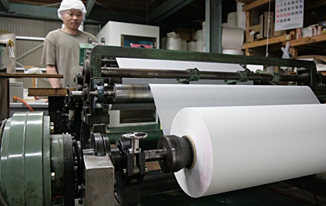 スリッター、出来た原紙を商品条件に合わせ短くスリットする機械<br>
※小巻加工も可能